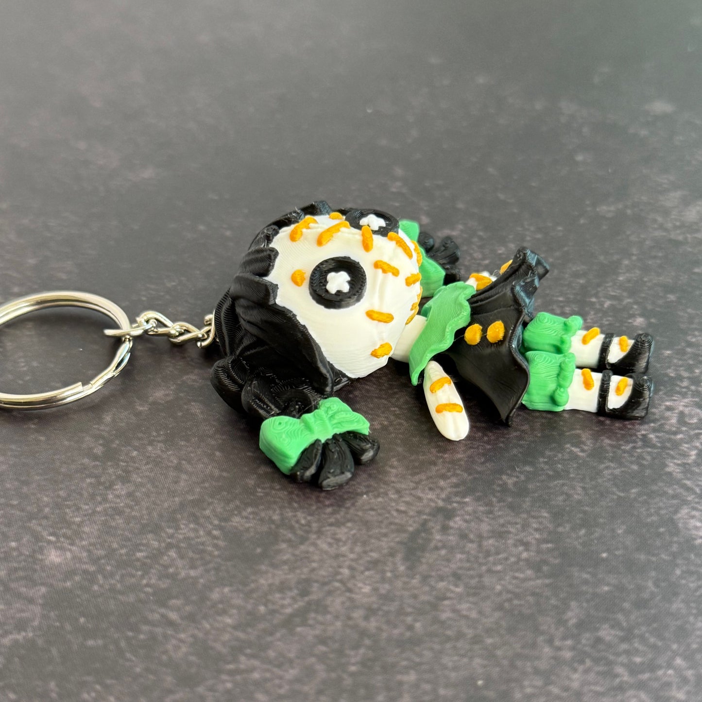 Creepy Doll Keychain - Haunted Doll Bag Charm , Spooky Horror Accessory, Gothic Keychain Gift, Halloween Scary Keyring