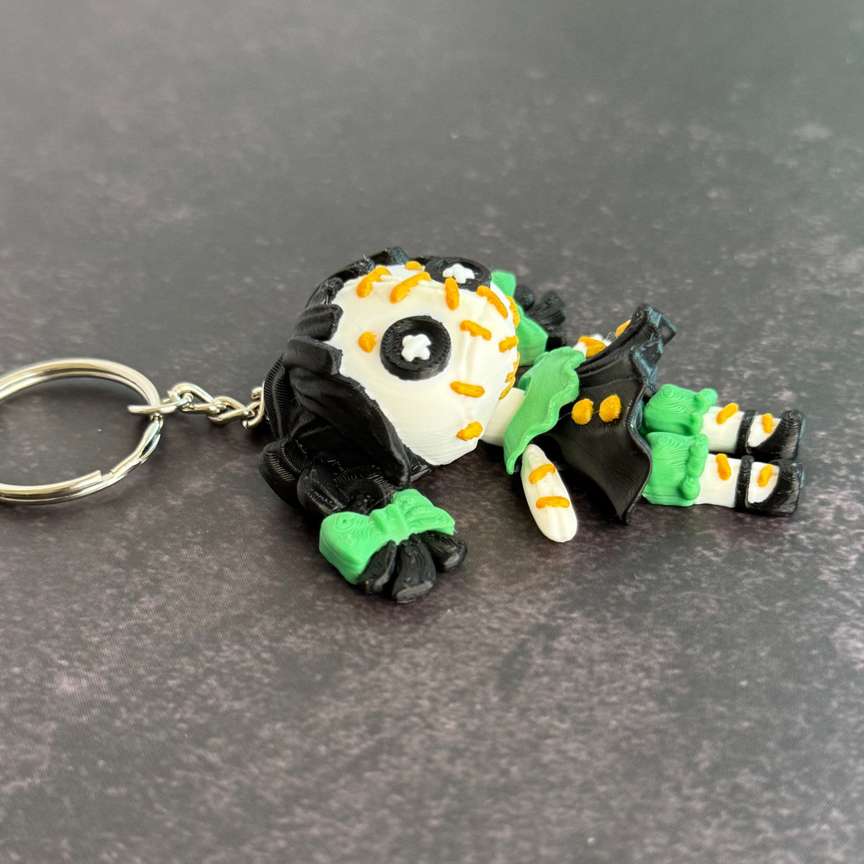 Creepy Doll Keychain - Haunted Doll Bag Charm , Spooky Horror Accessory, Gothic Keychain Gift, Halloween Scary Keyring