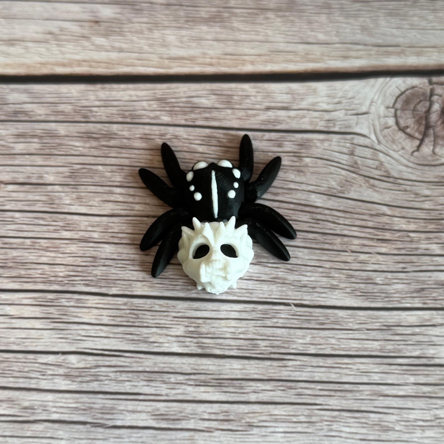 Mini 3D Printed Skull Spider – Creepy Articulated Halloween Decor – Gothic Spider Figurine – Unique Creepy Gift