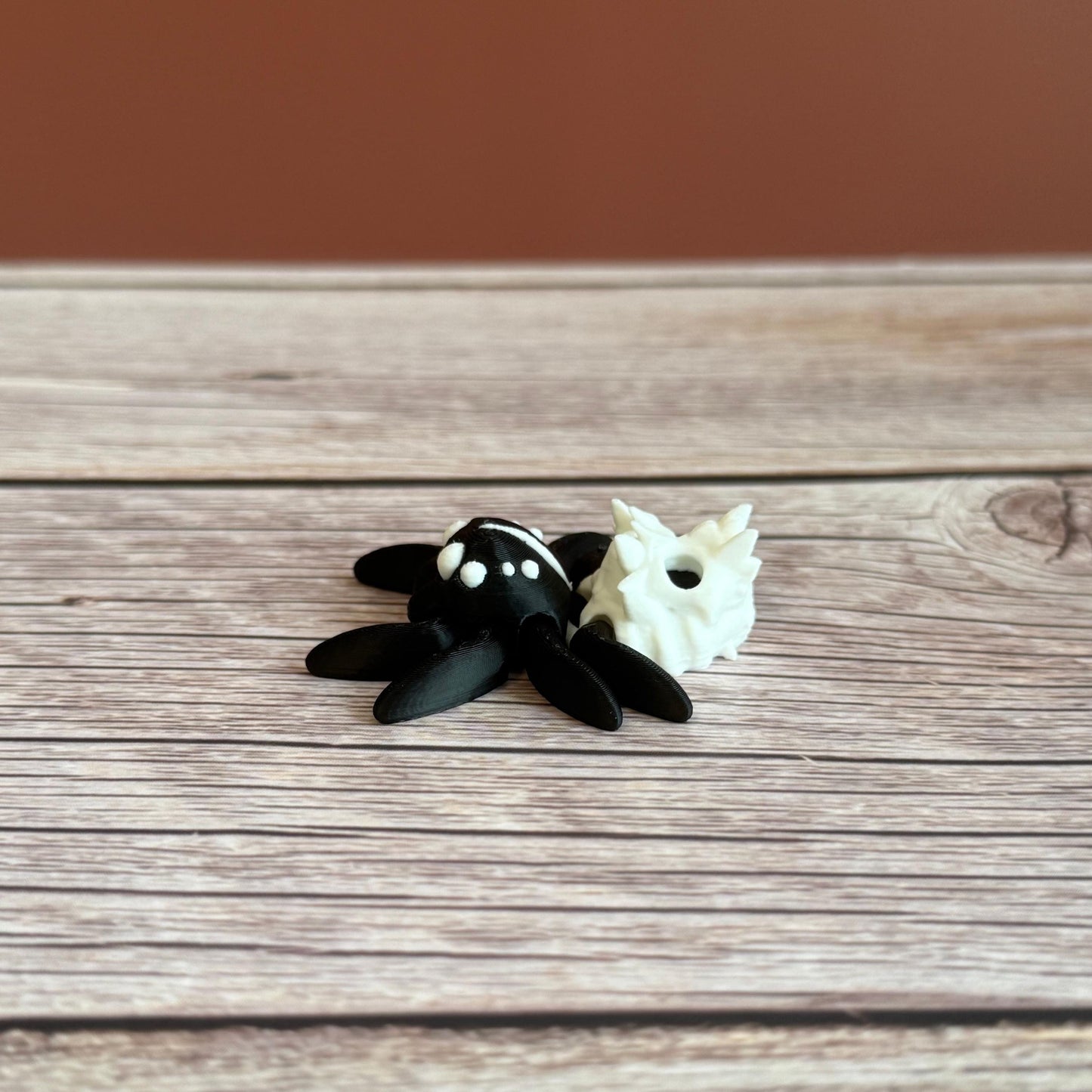 Mini 3D Printed Skull Spider – Creepy Articulated Halloween Decor – Gothic Spider Figurine – Unique Creepy Gift